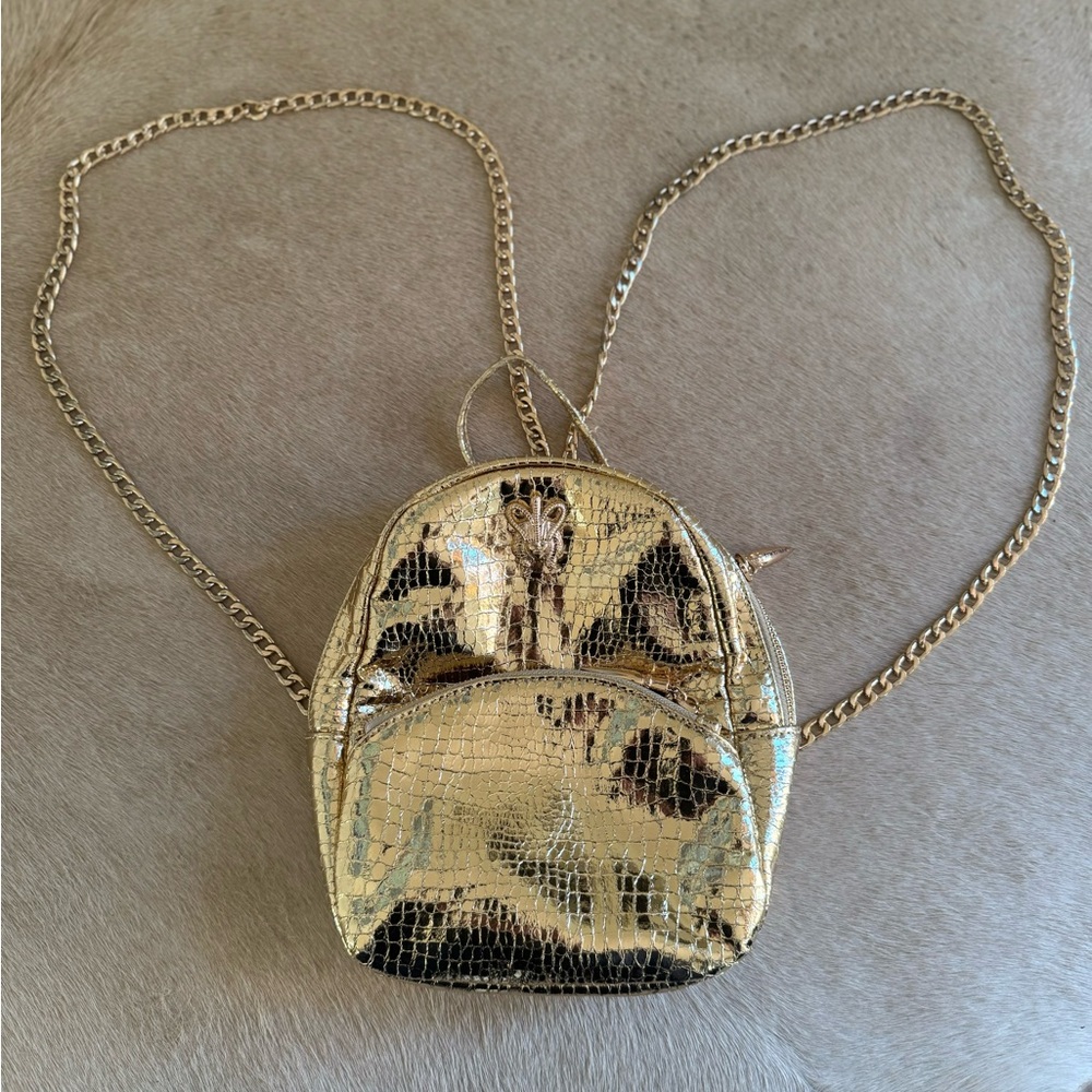 Molten metals gold trend- Laurel Dewitt gold bag/backpack/metal - Picture 11 of 14